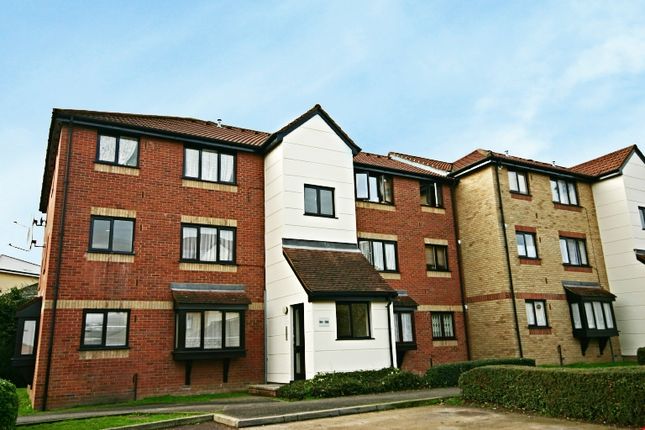 Flat for sale in Magpie Close, Enfield, Middlesex