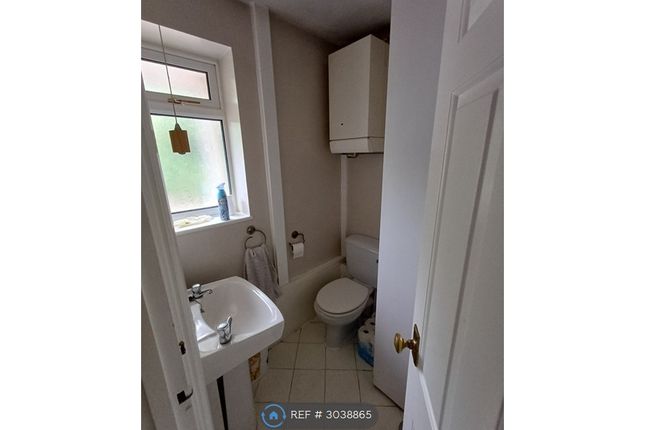 Wynton Grove, Walton-On-Thames photo 4