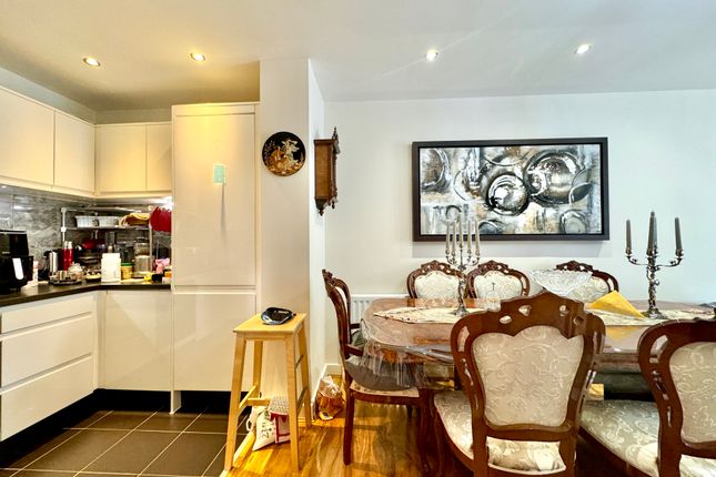 Flat20, Echo Court,1 Telegraph Avenue , London photo 5