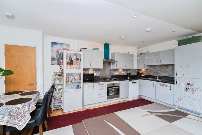 5 Daubenton House, Havelock Road, Southall photo 4