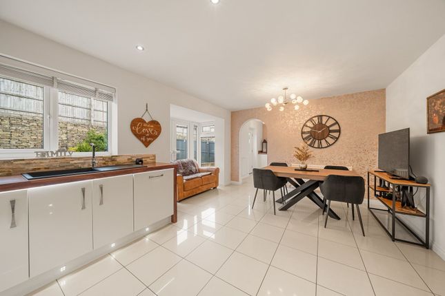 5, Black Myres Close, Bradford photo 4