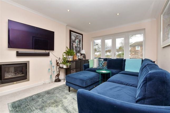 Courtlands Crescent, Banstead photo 4