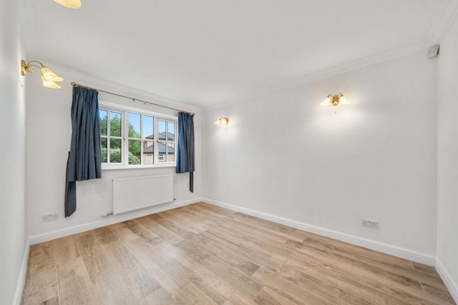 7, Pannells Close, Chertsey photo 4