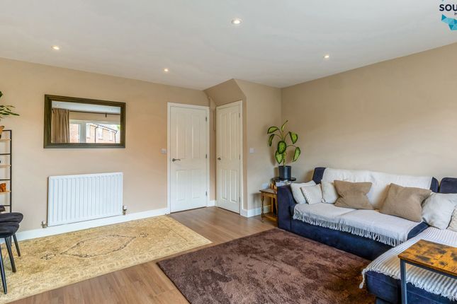 Canter Drive, Surrey, Cranleigh photo 4