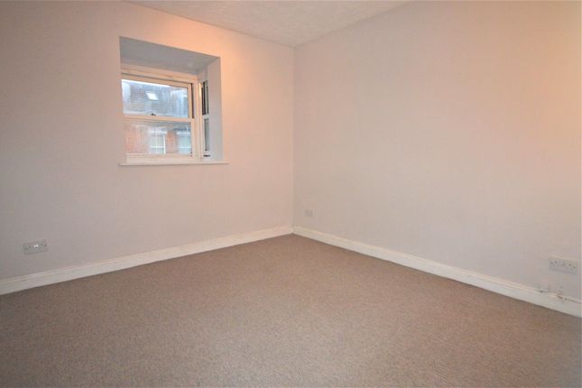 Flat to rent in Heath Road, St Albans