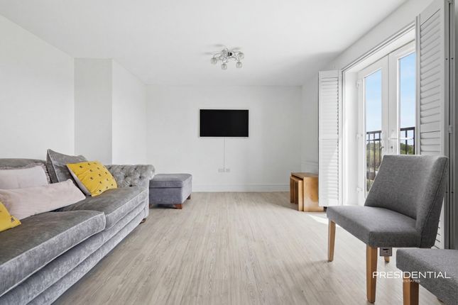 14 Blackthorn House, Chigwell photo 3