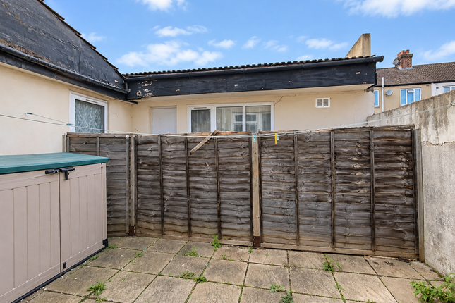 1A, Leader Avenue, London photo 3