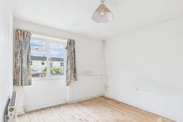 31, Milwards, Harlow photo 3