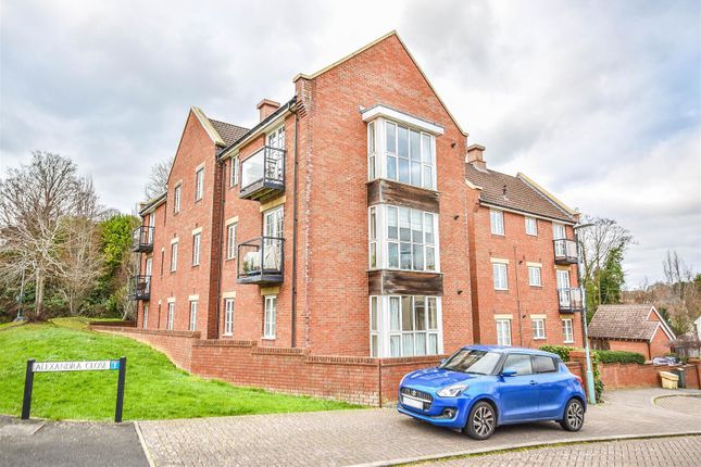 2-bed flat on 4, Alexandra Close, Dursley, £175,000
