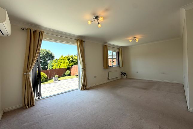 19 Harris Court, Treharris photo 2