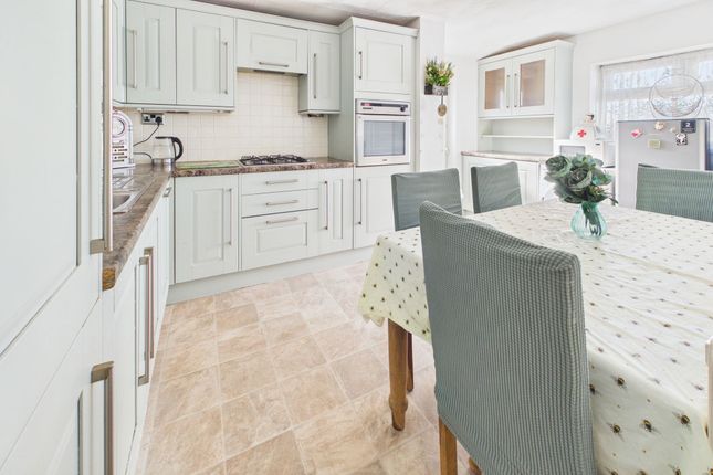 17 Llewellyn Circle, Swansea photo 4