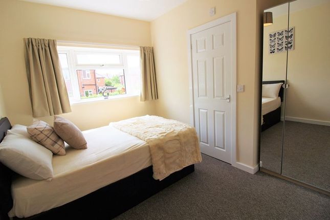 Room to rent in Convent Avenue, South Kirkby