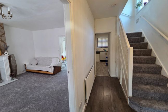 67 Ferrand Avenue, Bradford photo 3