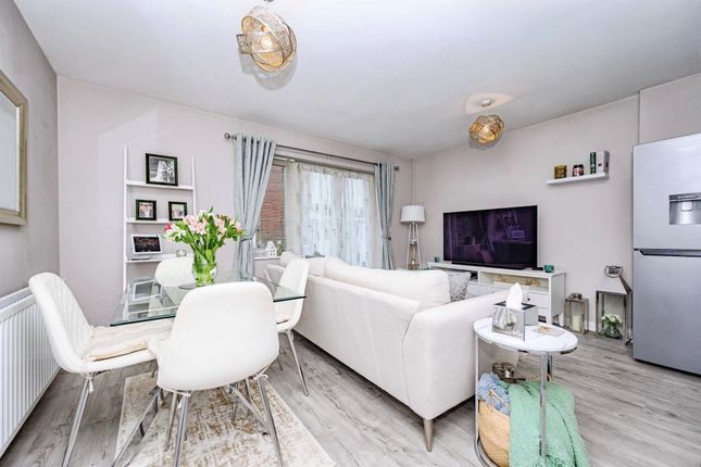 18, Oatridge Gardens, Hemel Hempstead photo 3