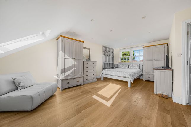 10 Harewood Road, Isleworth photo 3