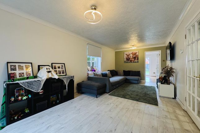Graveney Road, Crawley photo 3