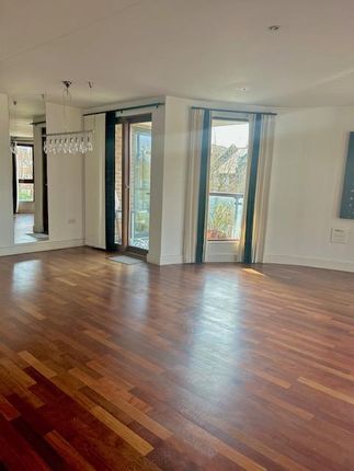 Flat 2, The Curve 27-31, St. Marys Road, London photo 3