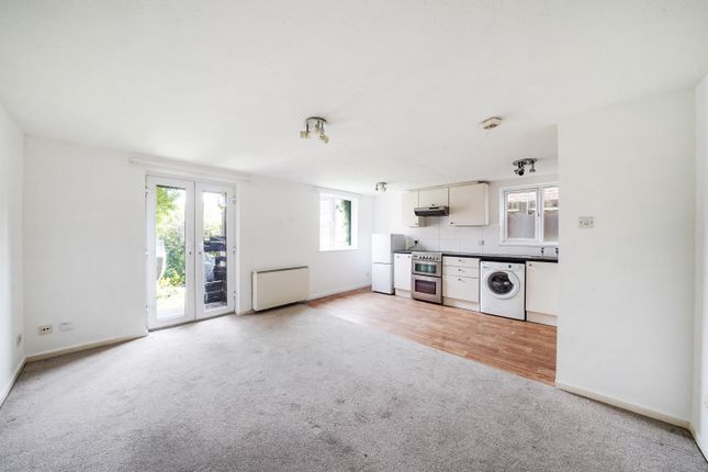 Flat to rent in Gables Close, Grove Park, London