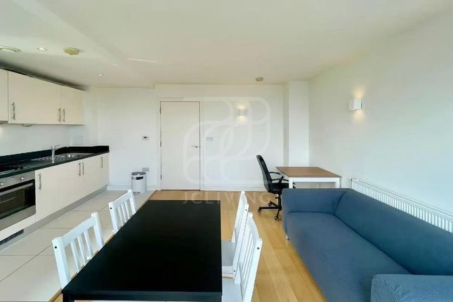 NZ165, Flat 714, Vantage Building, Station Approach, Hayes photo 3