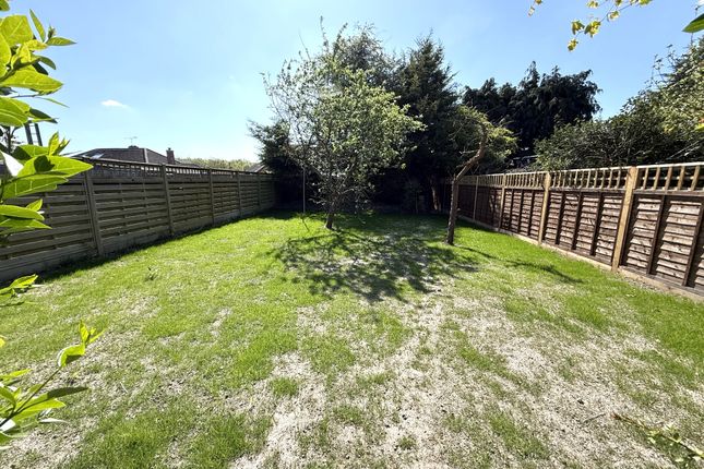 10 Dynevor Place, Fairlands, Guildford photo 2