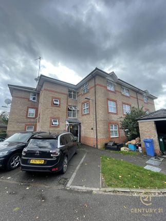 Flat to rent in Douglas Road, Staines-Upon-Thames