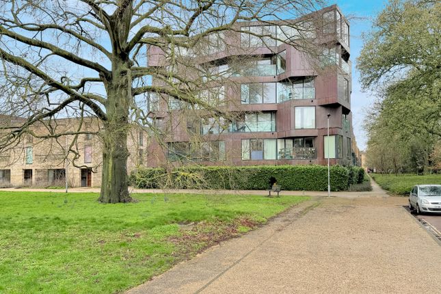 Flat for sale in Aberdeen Square, Cambridge