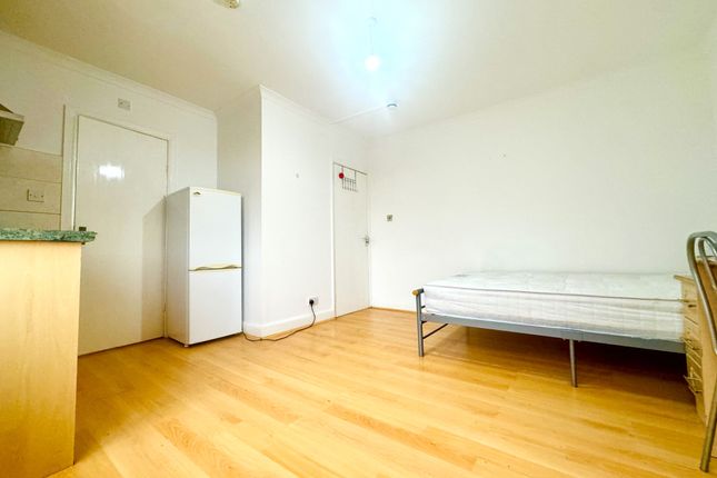ROOM 3, 131, Bulstrode Avenue, Hounslow photo 2