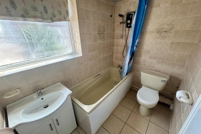 61, Victor Close, Hornchurch photo 4