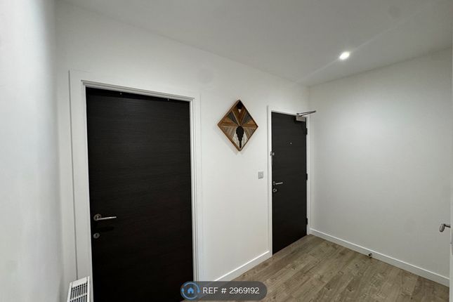 Flat, Purbeck Gardens, London photo 2