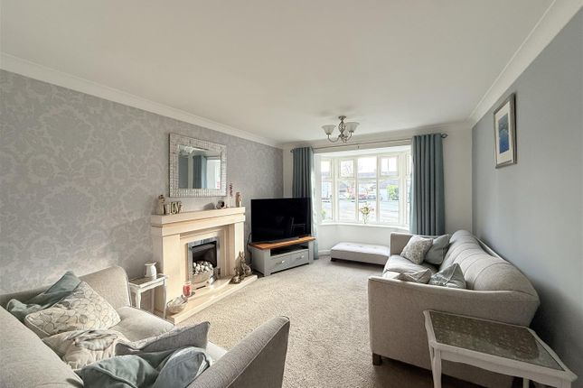 28, Milne Close, Dukinfield photo 3
