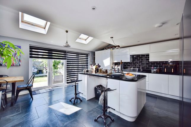 7, Lawrence Close, Kent photo 2