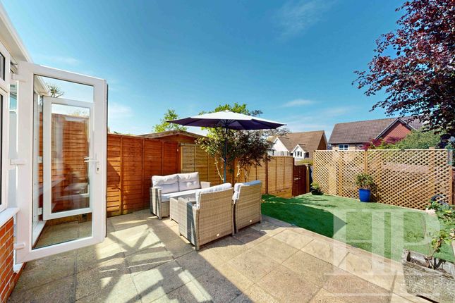 10 Milborne Road, Crawley photo 4