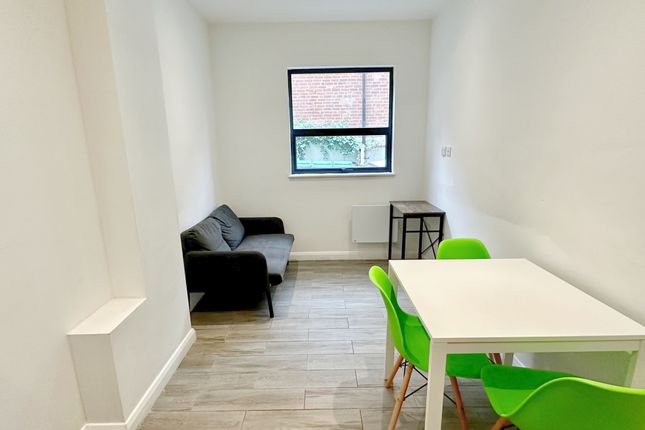 Flat to rent in Forest Road West, Arboretum