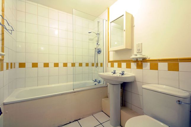 Apartment 60, St. Davids Square, London photo 4