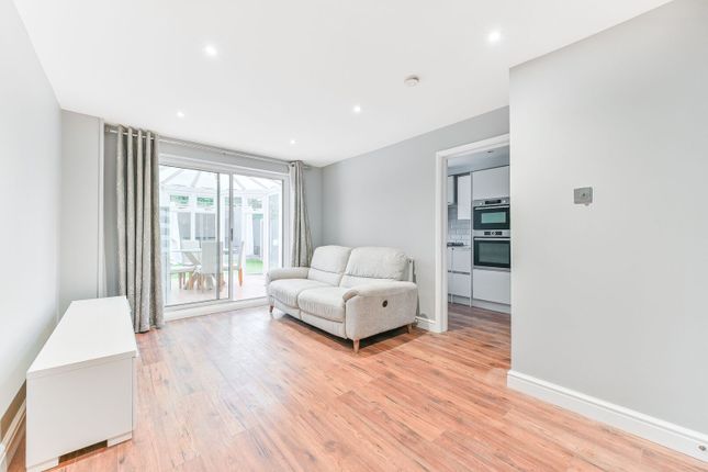 Allan Close, New Malden photo 4
