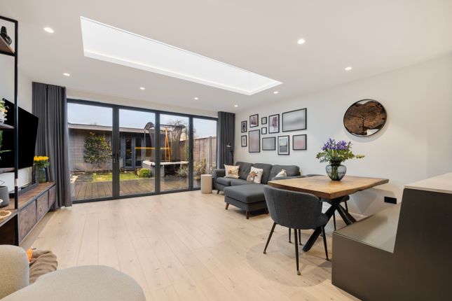 10, Courtney Crescent, Carshalton photo 2