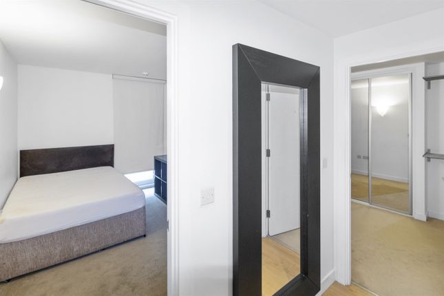 Flat to rent in Cardinal Building, Station Approach