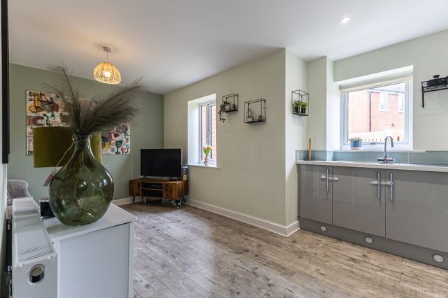 28 Elizabeth Court, Wakefield photo 5