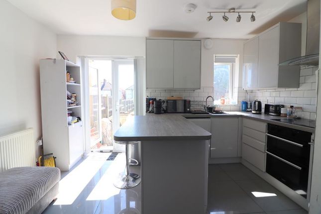 82, Third Avenue, Luton photo 3