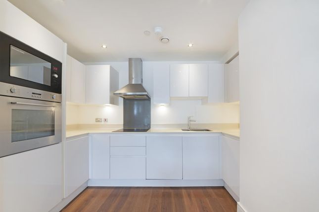 Flat to rent in Talisman Tower, Canary Wharf