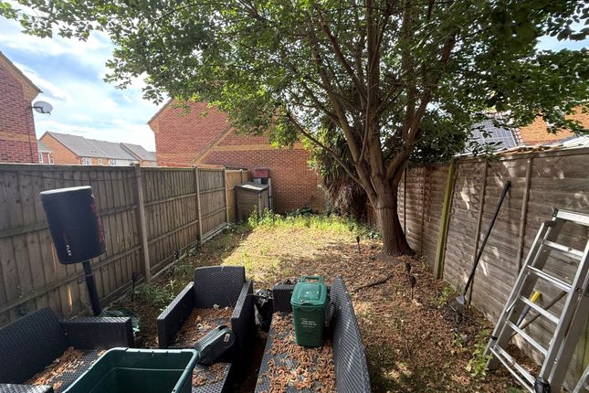 Trevithick Close, Feltham photo 5