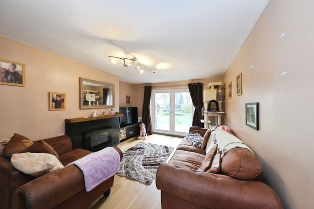 8, Lathkill Grove, Alfreton photo 2