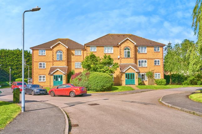 Thumbnail Flat for sale in Worcester Gardens, Slough