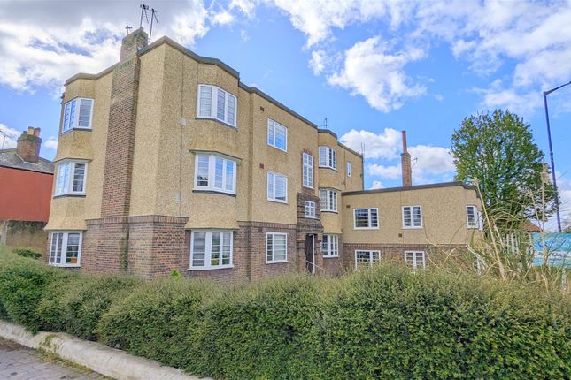 Flat to rent in Abbey Court, Holywell Hill, St Albans, Herts