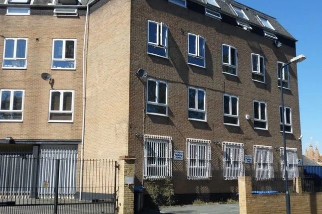 Studio house on First Floor Unit 2, Woodpark Court, Harrow, £2,500/mo