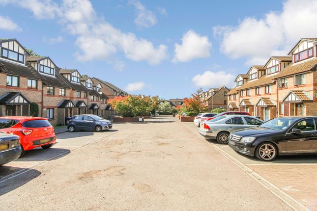 Thumbnail Flat to rent in Viewfield Close, Kenton, Harrow