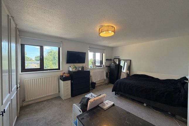 1a, Hazelmere Close, Feltham photo 4