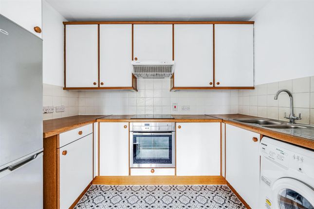 93, Beechwood Grove, London photo 3