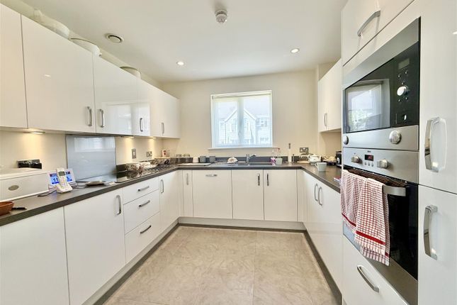 26 Beech Grove, Hammond Way, Yateley photo 3