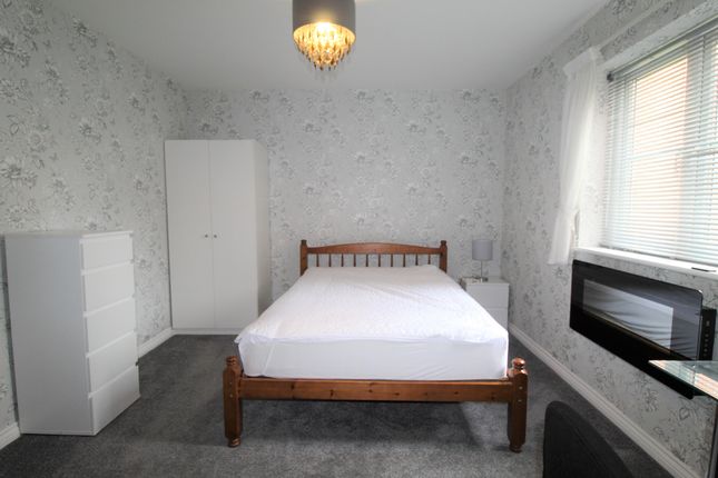 16, School Meadow, Guildford photo 3